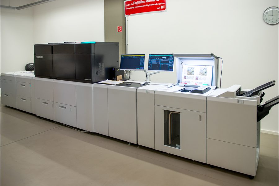 Digitaldrucksystem Fujifilm Revoria mit Arbeitsplatz zur Farbkontrolle